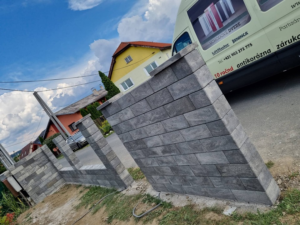 Plot - oplotenie na kľúč | Hôrka - okr. POPRAD | privátna realizácia Zameranie, poradenstvo, tvorba technickej dokumentácie, výkopové práce, betonáž, murárske práce, osádzanie oplotenia, 1ks bránička, 1ks posuvná samonosná brána, 2ks plotových modulov...